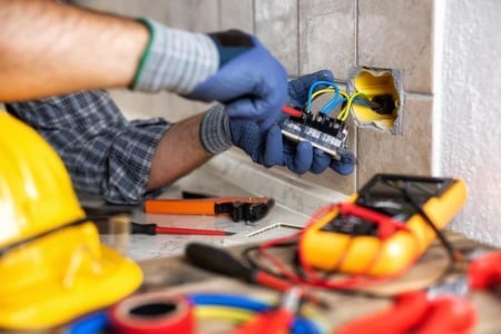Locaux professionnels ou logement, comment s&eacute;curiser une installation &eacute;lectrique vieillissante ?